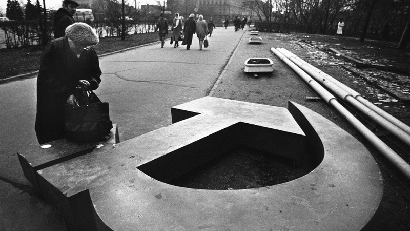 Illustration for article titled These photographs capture the terror, joy and weirdness of the USSR's final days